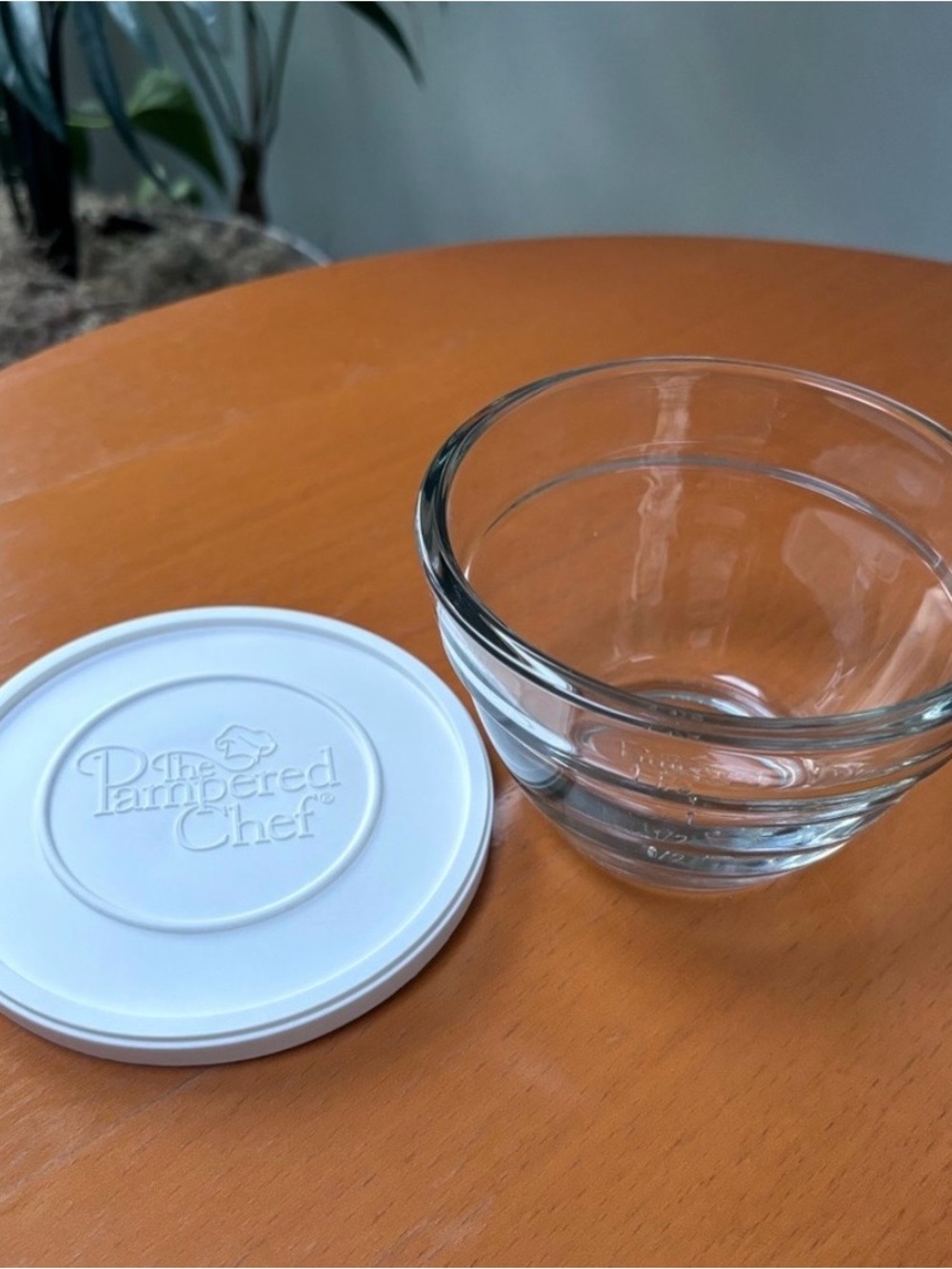 Pampered Chef glass measuring prep bowl with lid
